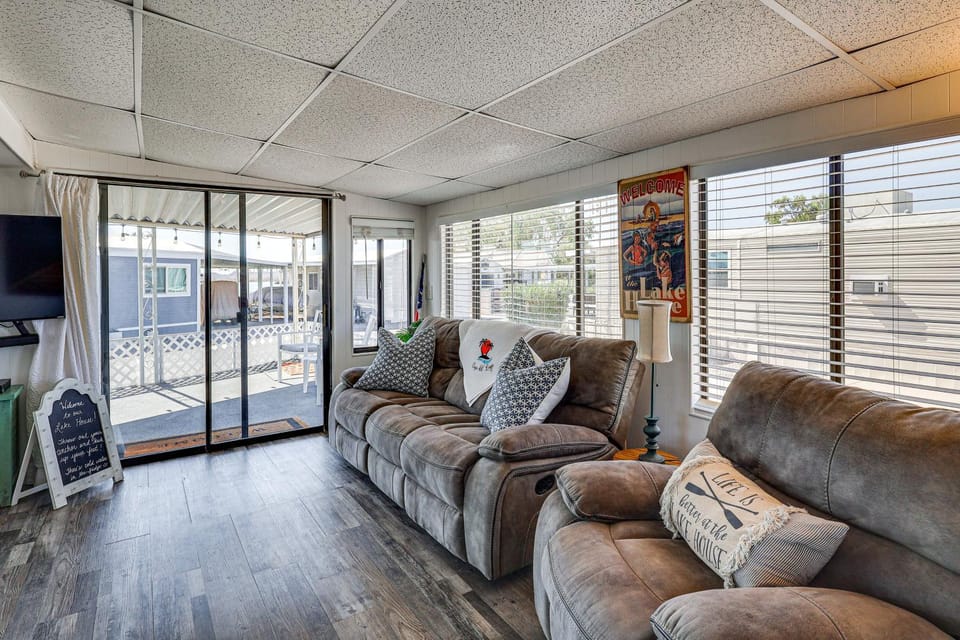 Lake Havasu Home w/ Resort Perks, Walk to Lake House in Lake Havasu City