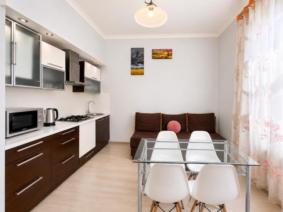 Coffee/tea facilities, Kitchen or kitchenette, Seating area, Dining area, stove