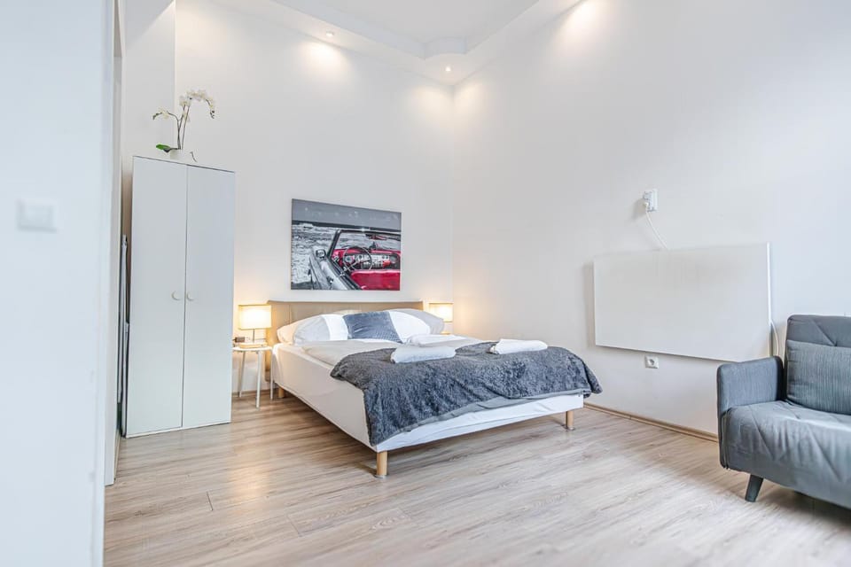Bed, Bedroom, towels