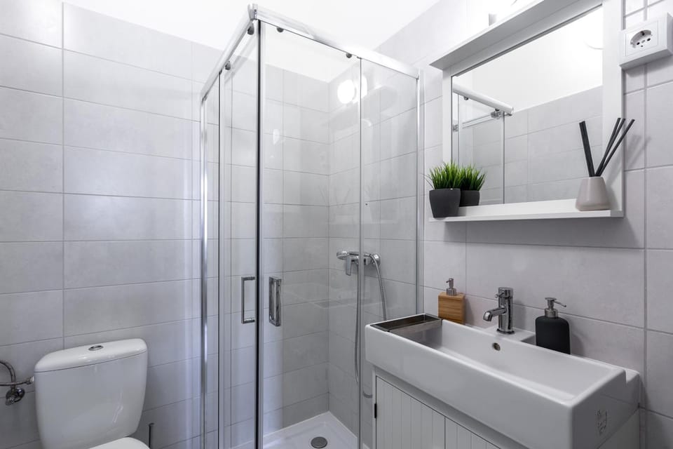 Shower, Toilet, Bathroom, towels