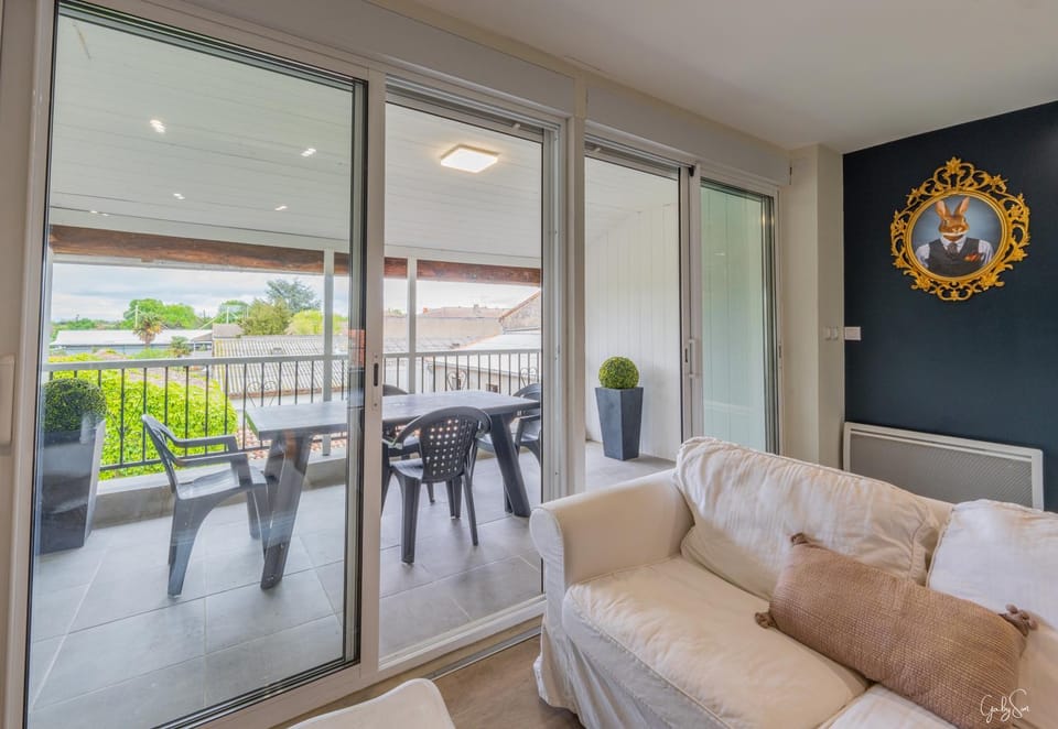 Patio, Living room