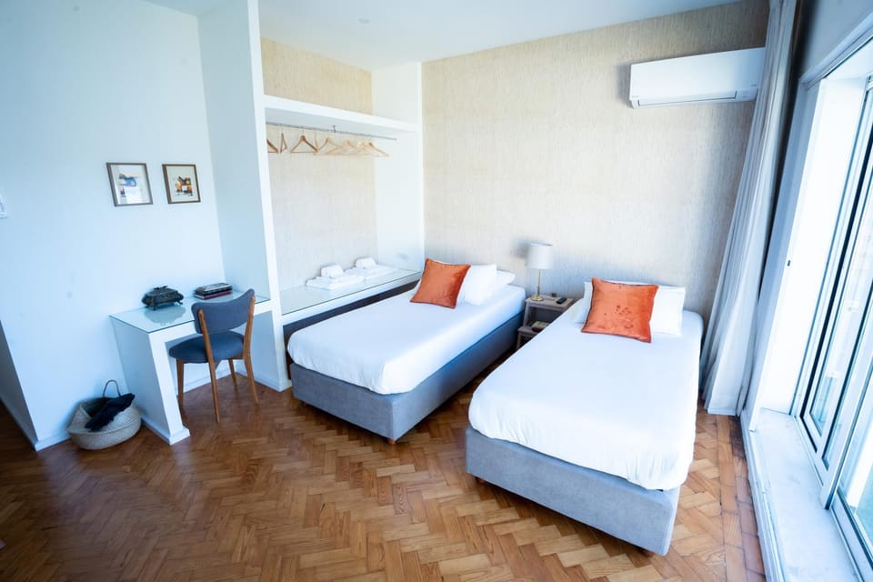 Seating area, Bedroom, air conditioner