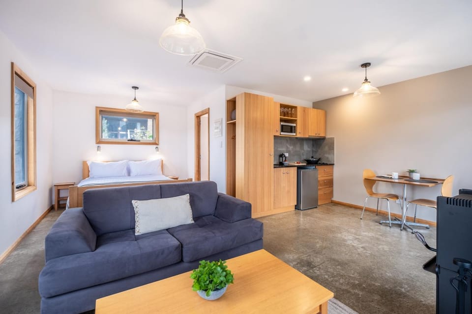 Bed, Kitchen or kitchenette, Living room, Seating area, Dining area