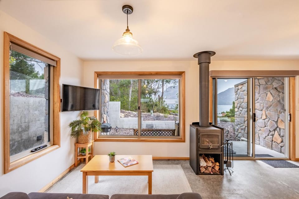 TV and multimedia, View (from property/room), Landmark view, Mountain view, Sea view, flat iron