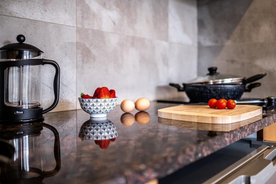 Coffee/tea facilities, Kitchen or kitchenette, stove