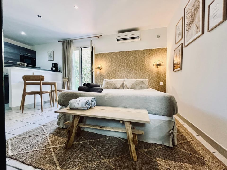 Bed, TV and multimedia, Kitchen or kitchenette, Living room, Photo of the whole room, Seating area, Dining area, Bedroom, air conditioner