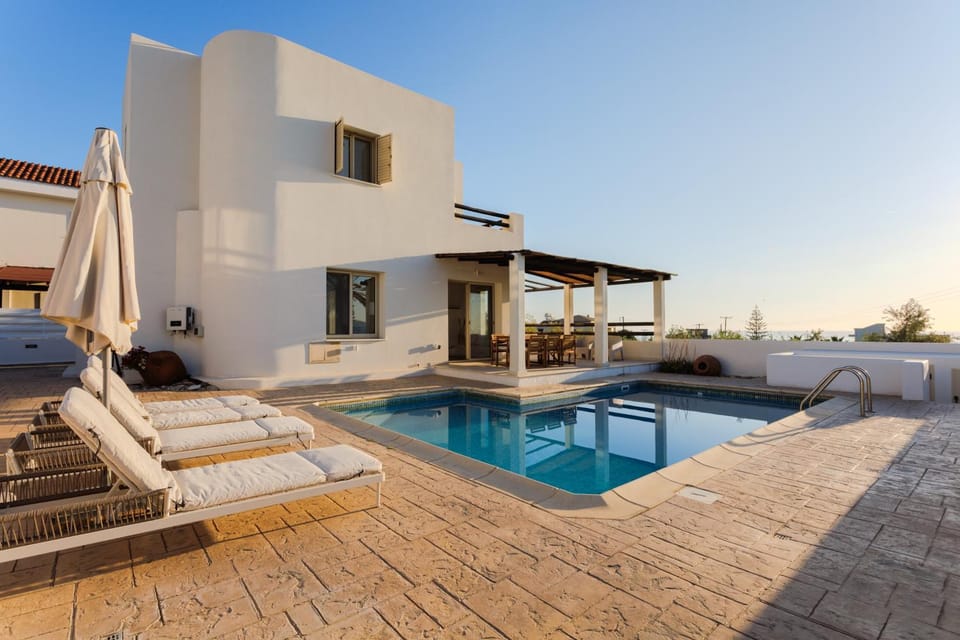 Property building, Patio, Day, Natural landscape, Pool view, Swimming pool, sunbed