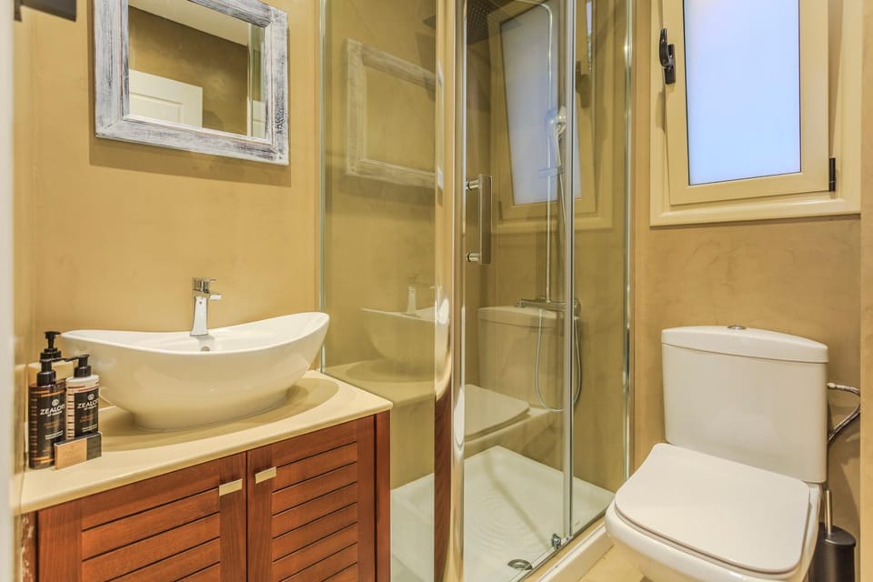 Shower, Toilet, Bathroom, towels