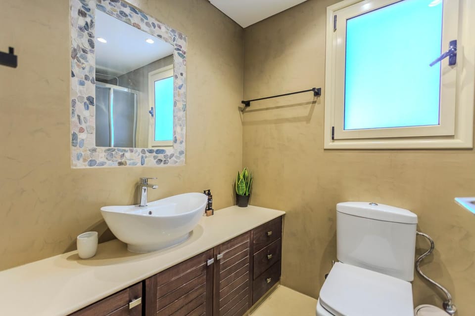 Shower, Toilet, Bathroom, towels