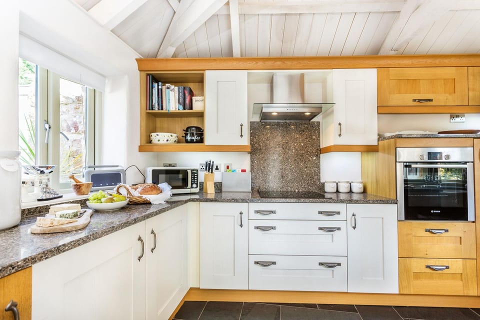 Kitchen or kitchenette, dishwasher, oven, pet friendly, stove, toaster