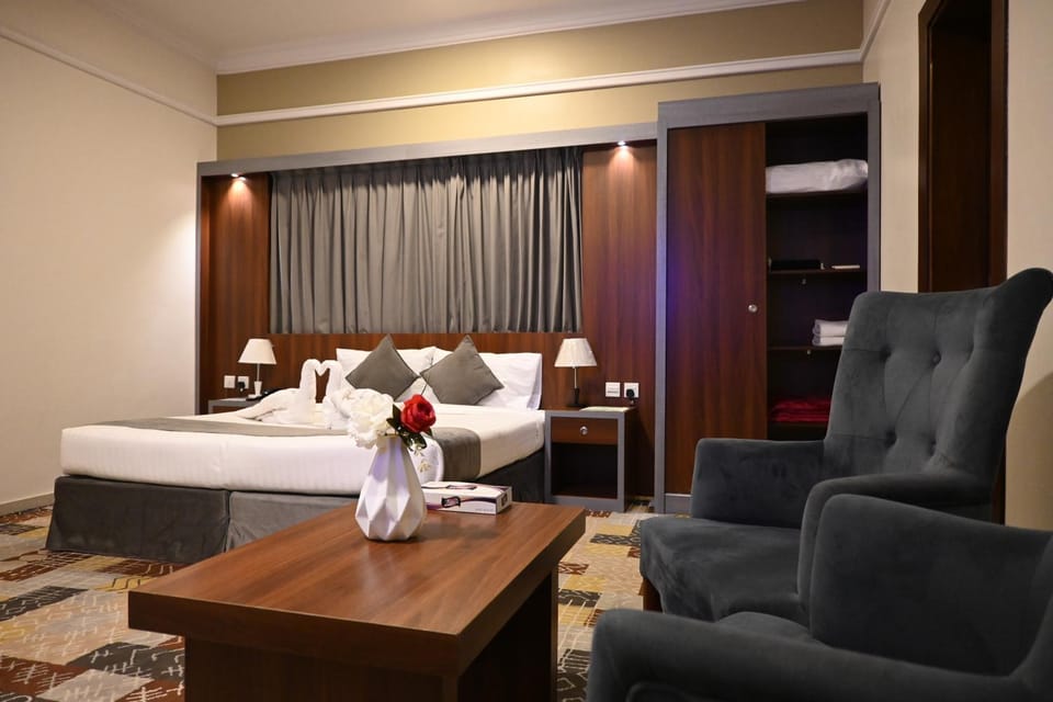 TV and multimedia, Seating area, Bedroom, air conditioner