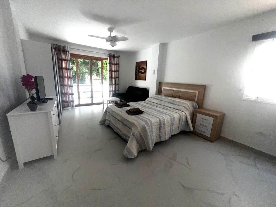 Bed, Photo of the whole room, wardrobe