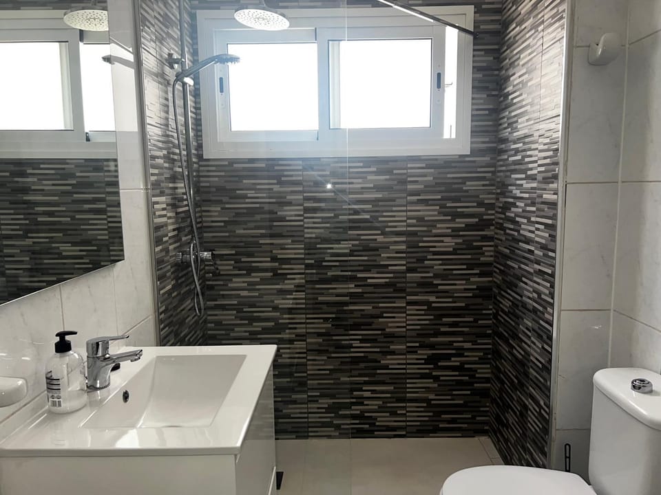 Shower, Toilet