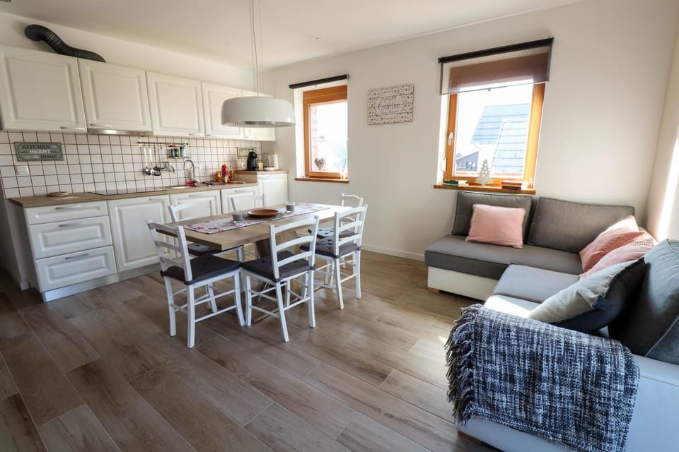 Kitchen or kitchenette, Living room, Seating area, Dining area