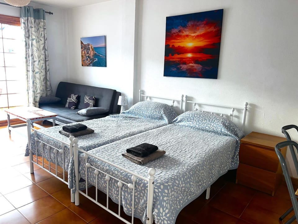 Bed, Living room, wardrobe