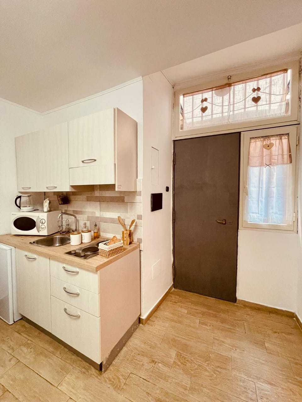 Facade/entrance, kitchen