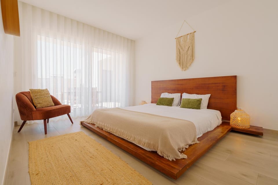 Bed, Living room, Photo of the whole room, Seating area, Bedroom