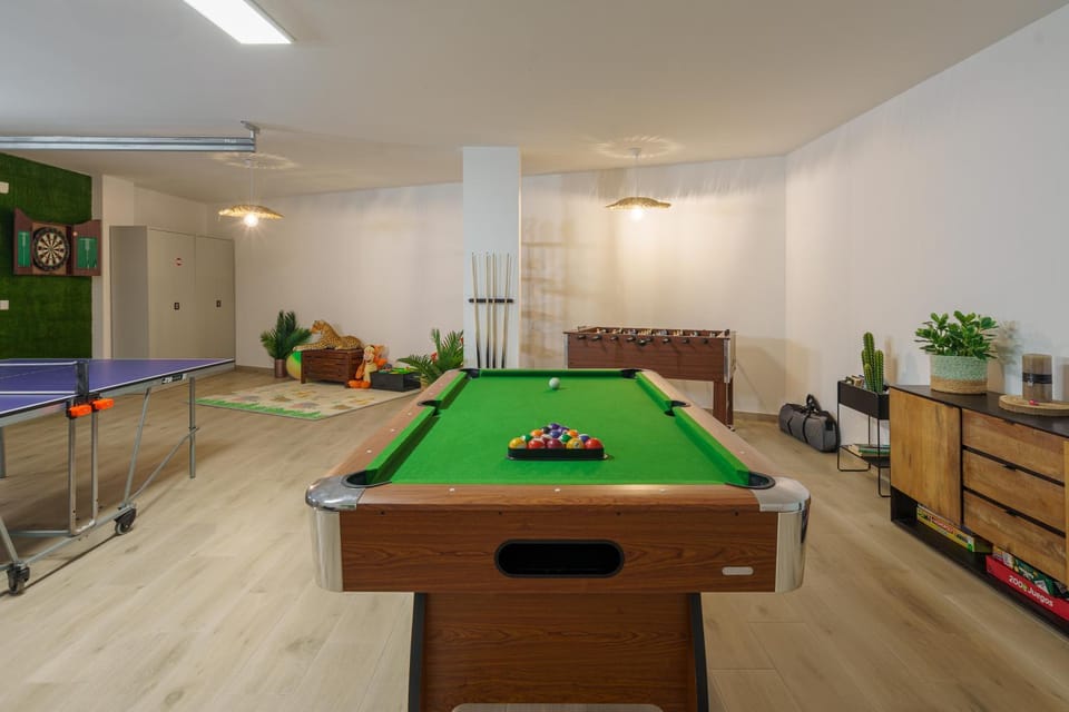 Billiard, Game Room