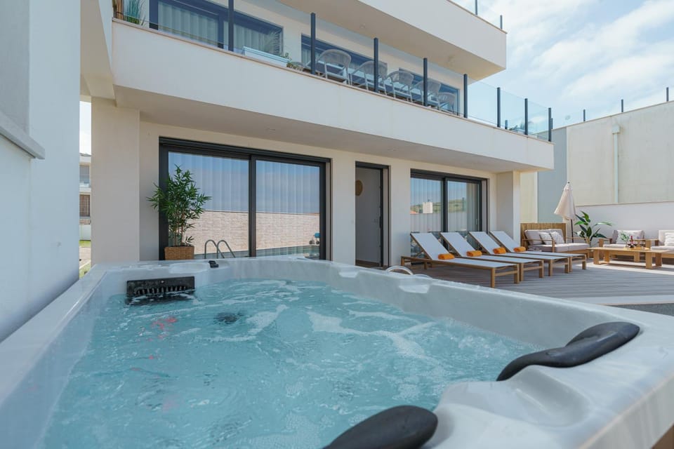 Patio, Day, Natural landscape, Hot Tub, Hot Tub, View (from property/room), Balcony/Terrace, Pool view, Swimming pool, sunbed
