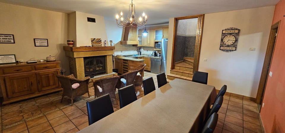 Kitchen or kitchenette, Dining area, fireplace