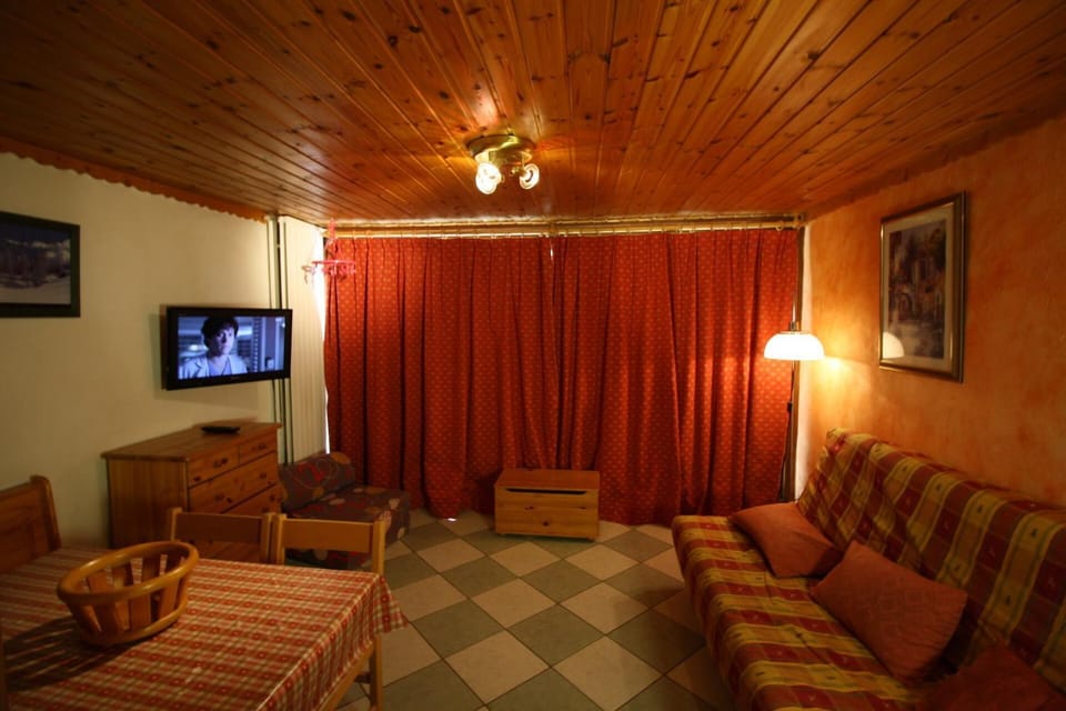 Résidence Palafour - 1 séjour canapé lit, 1 cabine lit superposés - balcon vue lac MAE-3762 Cabin in Tignes