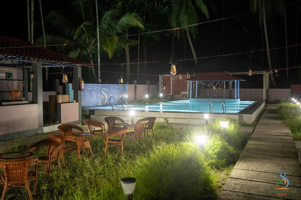 Property building, Communal lounge/ TV room, Night, Natural landscape, Garden, Garden view, Pool view, Swimming pool