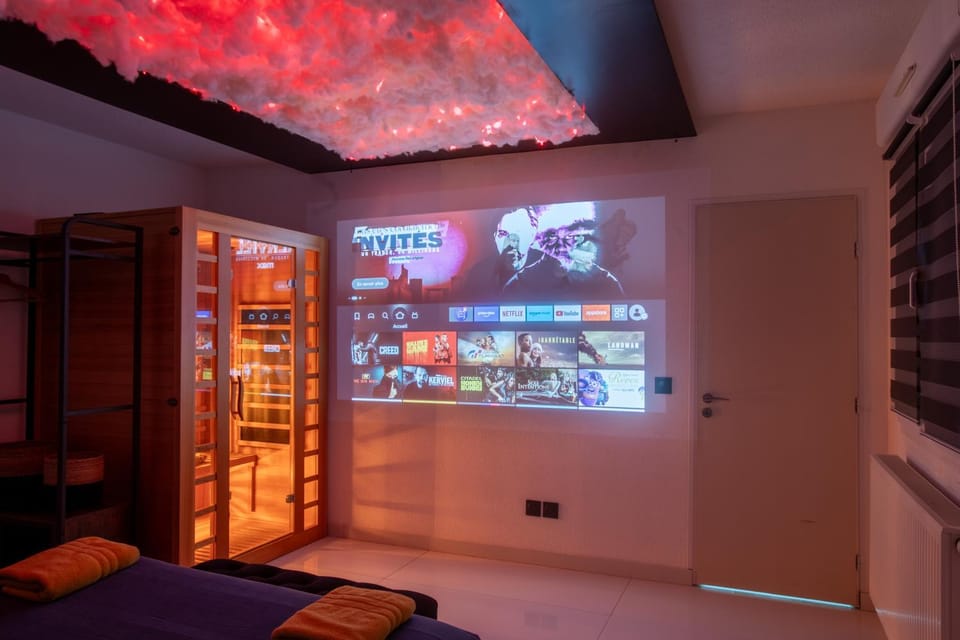 Bed, Sauna, TV and multimedia, Photo of the whole room, Decorative detail, Bedroom