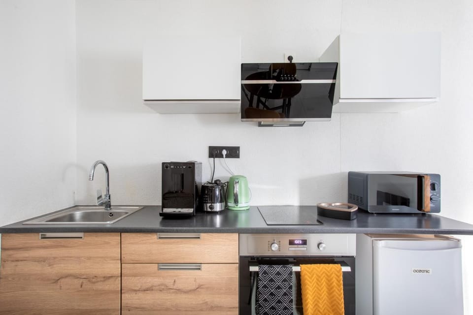 Coffee/tea facilities, Kitchen or kitchenette, oven, stove, toaster, kitchen