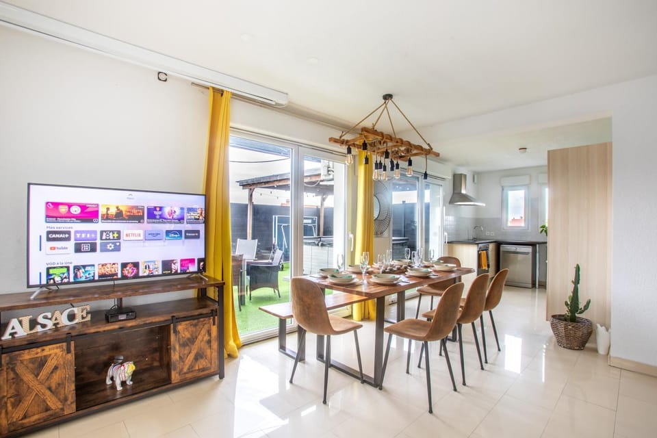 TV and multimedia, Kitchen or kitchenette, Living room, Seating area, Dining area
