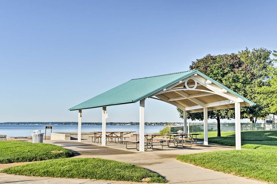 Lake Views & Grill: Walk to Dtwn & Lake Huron Apartment in East Tawas