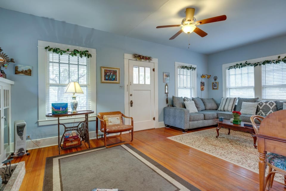 Charming Canyon Lake Cottage with Pool and BBQ Pit! House in Canyon Lake