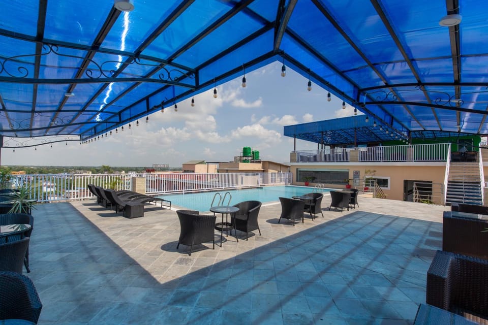 Swimming pool, sunbed