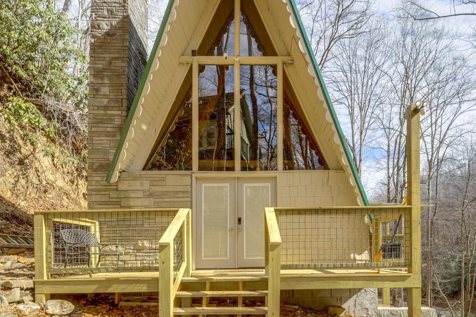 A-Frame Gatlinburg Cabin w/ Deck & Private Hot Tub Cabin in Gatlinburg