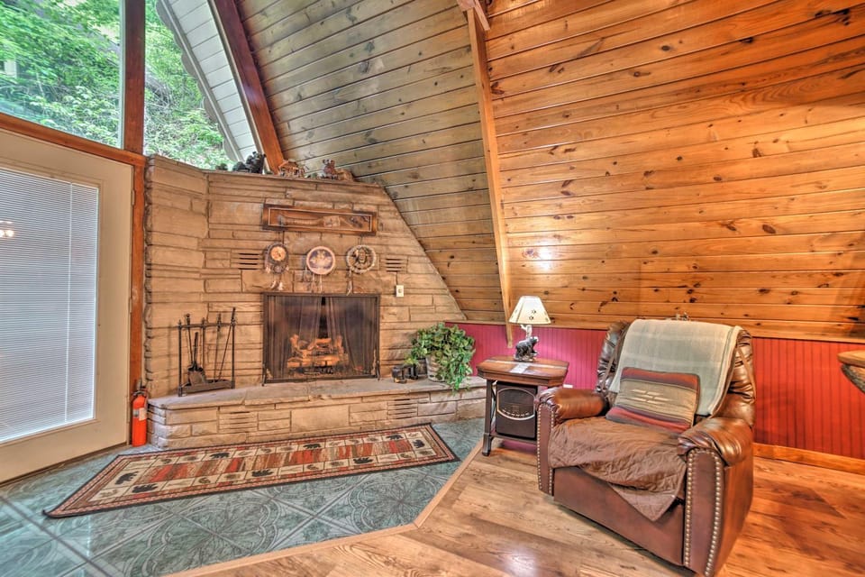 A-Frame Gatlinburg Cabin w/ Deck & Private Hot Tub Cabin in Gatlinburg