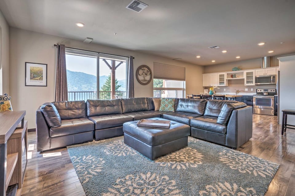 Modern Manson Condo with Pool and Lake Chelan Views! Apartment in Manson