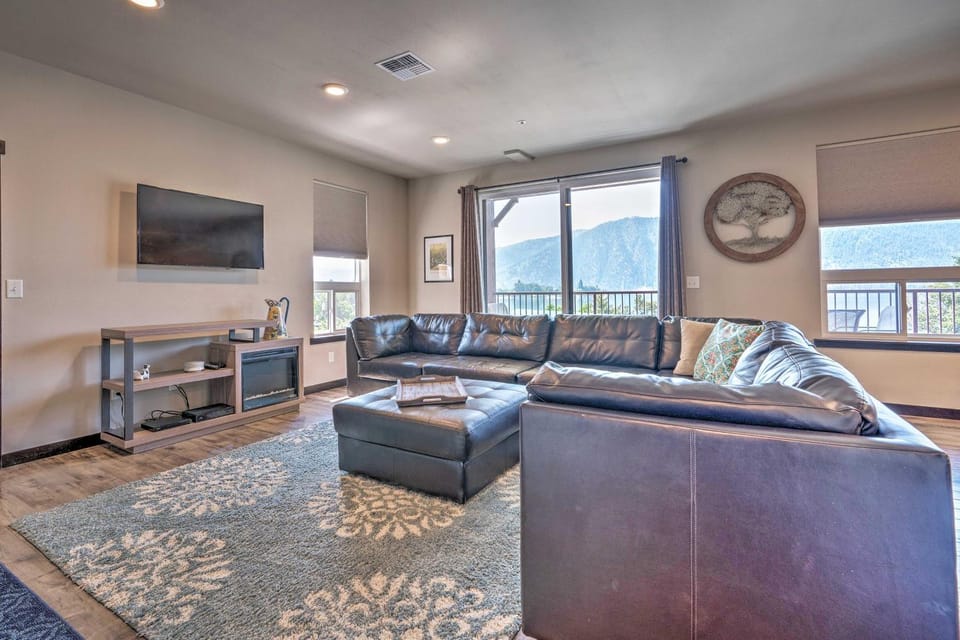 Modern Manson Condo with Pool and Lake Chelan Views! Apartment in Manson