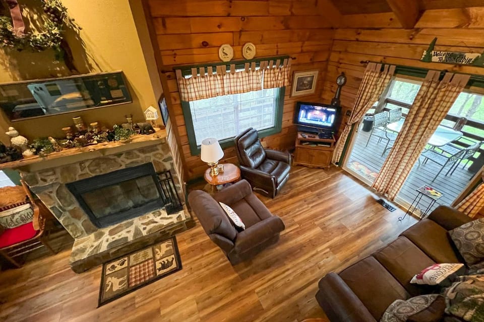 Serene Cabin in the Smokies w/ 2 Decks & Hot Tub! Cabin in Tennessee
