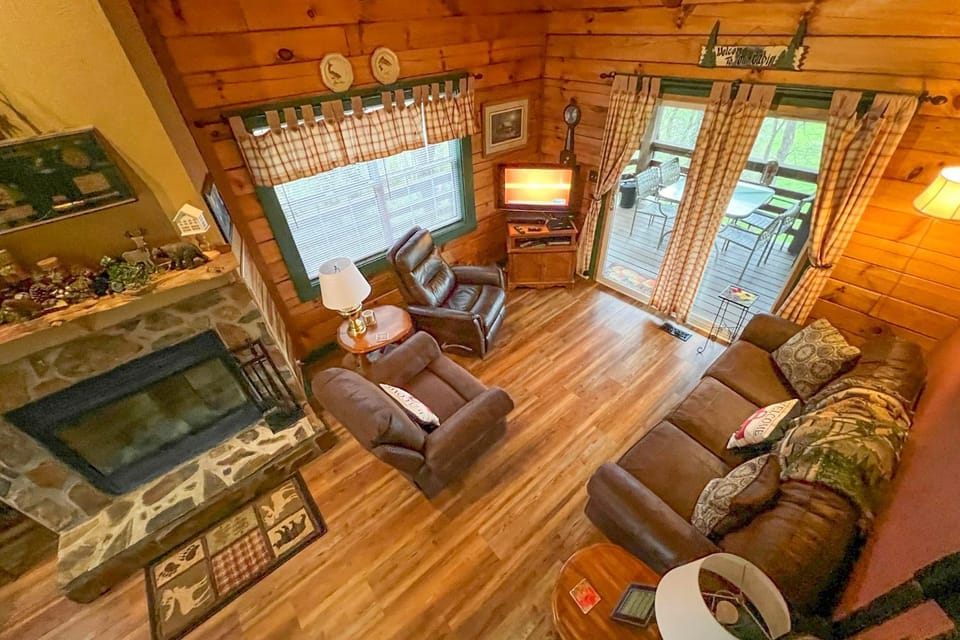 Serene Cabin in the Smokies w/ 2 Decks & Hot Tub! Cabin in Tennessee