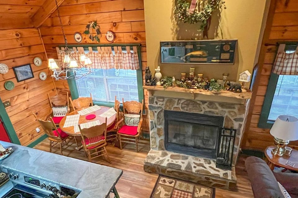 Serene Cabin in the Smokies w/ 2 Decks & Hot Tub! Cabin in Tennessee
