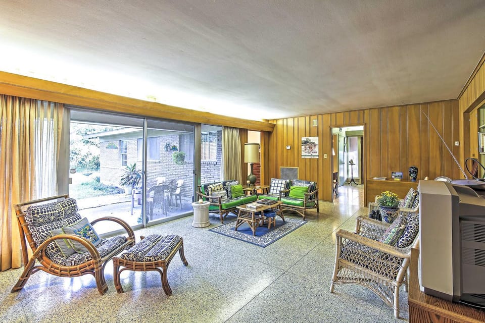 Mid-Century Hideaway: Spacious Brownsville Home! House in Brownsville