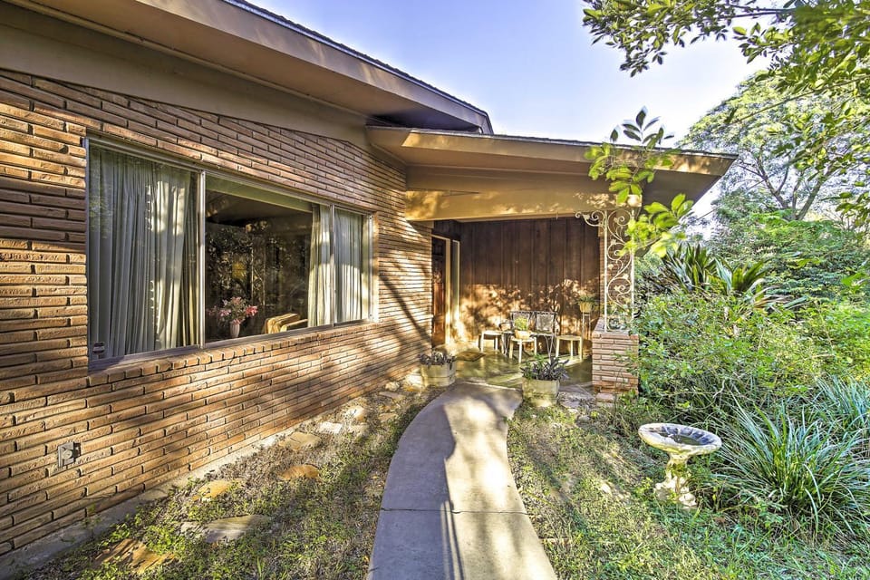 Mid-Century Hideaway: Spacious Brownsville Home! House in Brownsville