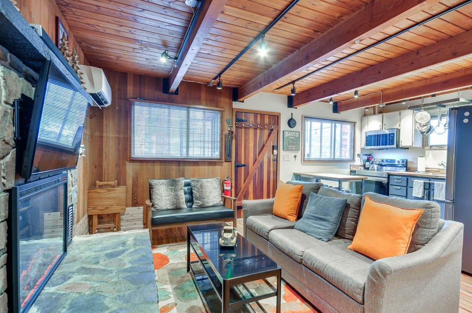 Inviting Mt Hood Cabin with Porch 1 Mi to Skibowl! Cabin in Government Camp