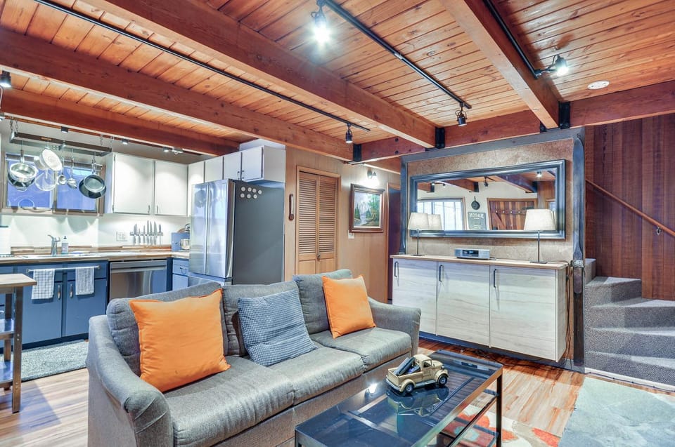 Inviting Mt Hood Cabin with Porch 1 Mi to Skibowl! Cabin in Government Camp