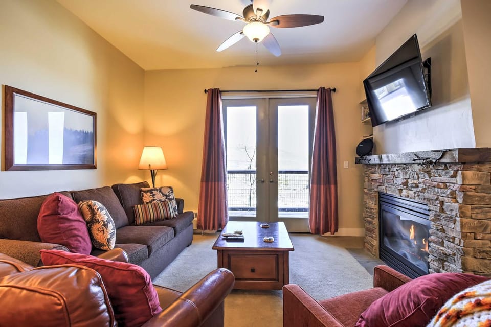 Ski-In/Ski-Out Access: Mtn-View Granby Condo! House in Granby