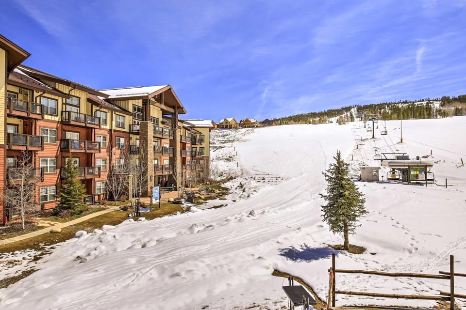Ski-In/Ski-Out Access: Mtn-View Granby Condo! House in Granby