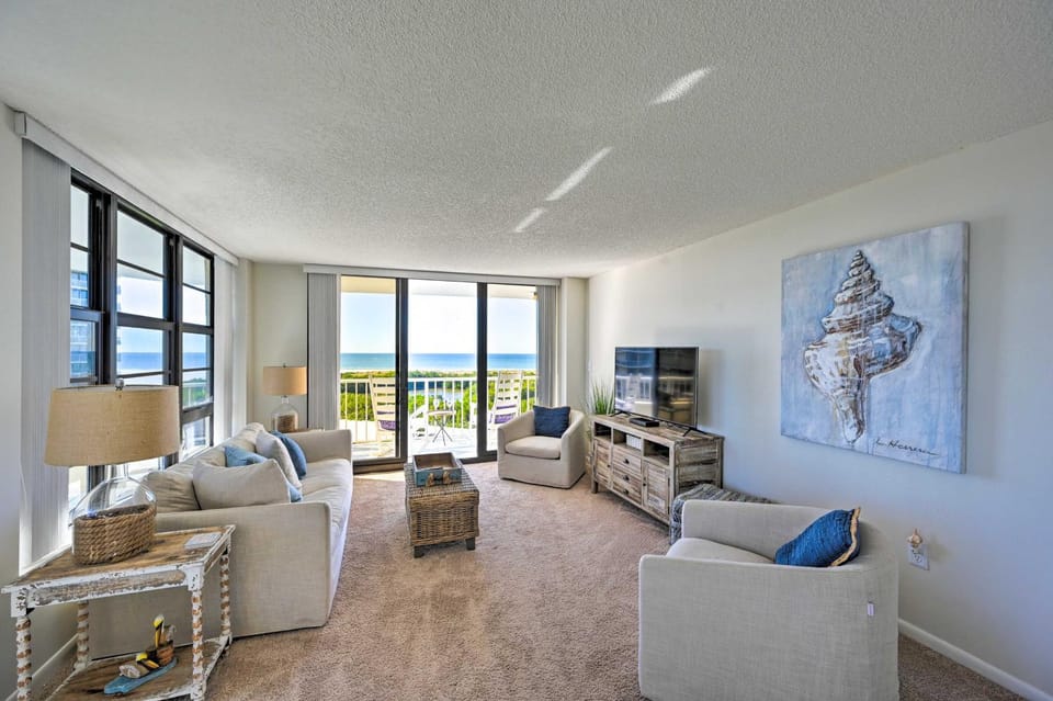 Resort Condo with Balcony & Stunning Ocean Views! House in Marco Island