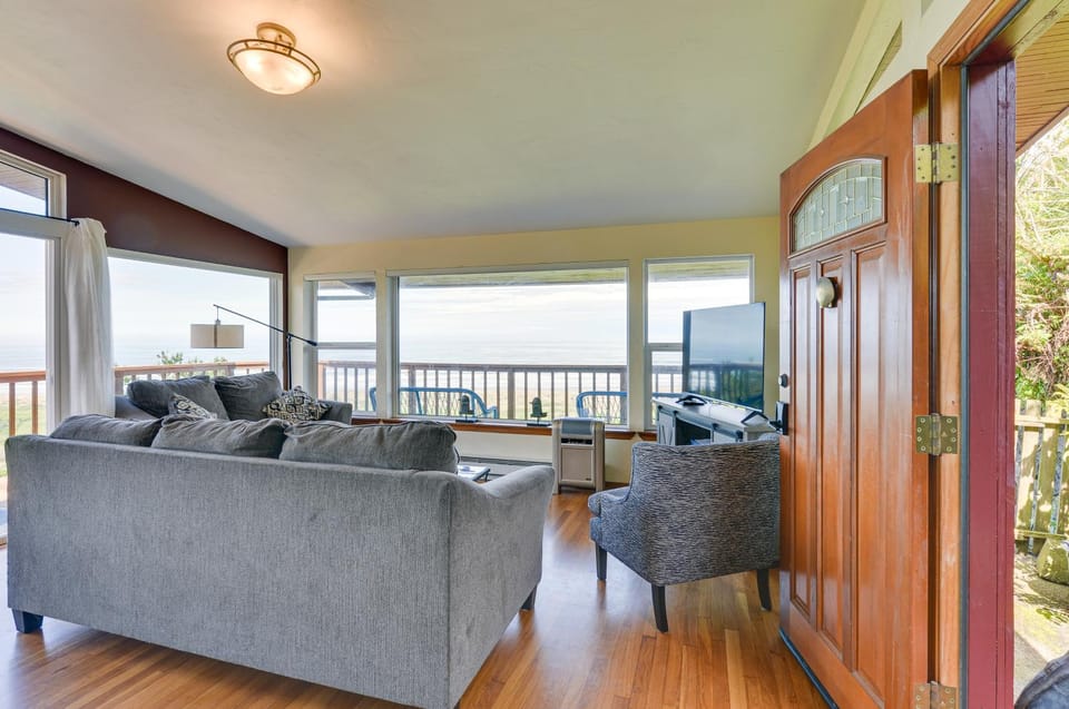 McKinleyville Getaway w/ Hot Tub & Ocean Views! House in McKinleyville