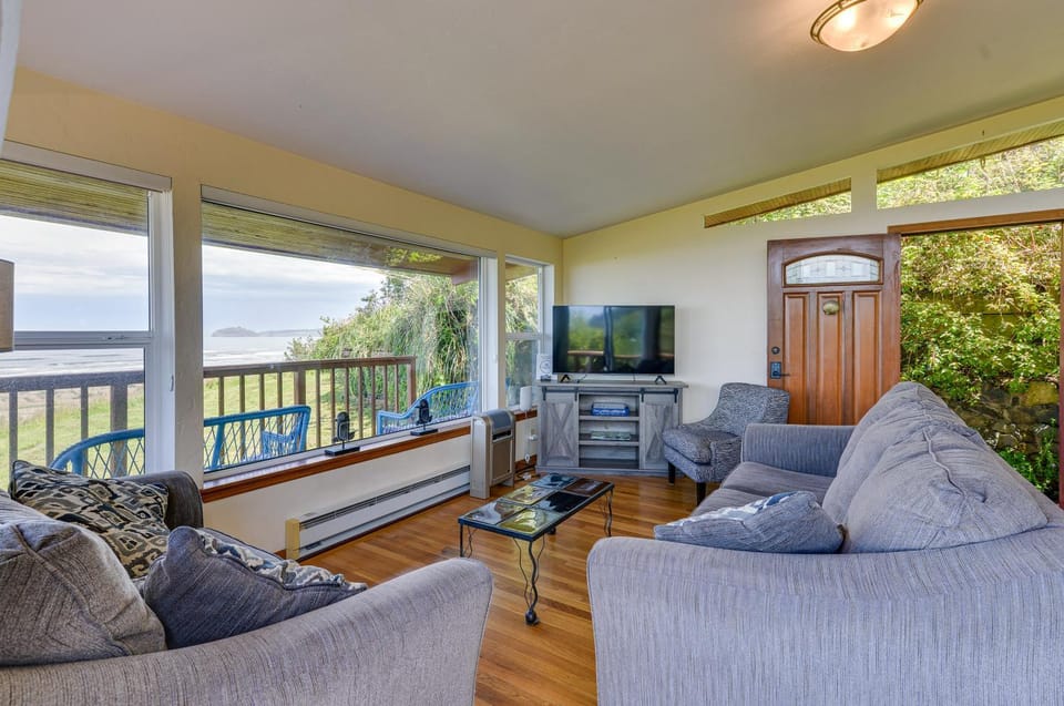 McKinleyville Getaway w/ Hot Tub & Ocean Views! House in McKinleyville