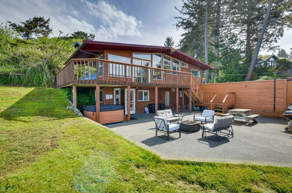 McKinleyville Getaway w/ Hot Tub & Ocean Views! House in McKinleyville