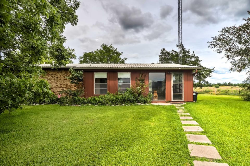 On Scenic 60-Acre Farm: Carmine Cottage w/ Porch House in Texas
